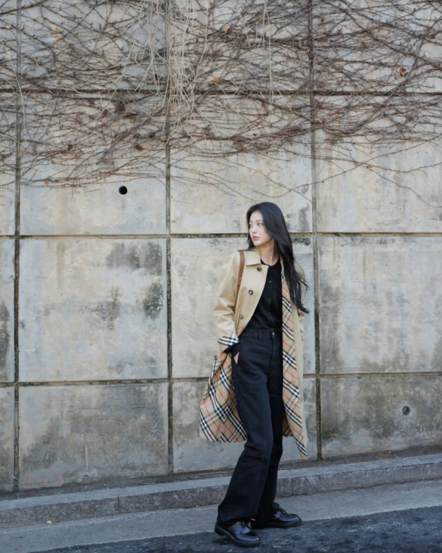  Họ ưu tiên những chiếc áo khoác đơn giản, màu trung tính, chất liệu nhẹ để giữ được sự thanh lịch mà không bị nặng nề.