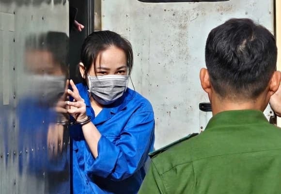 Ngày 25/5/2024, Bích lại pha xyanua vào chai nước cho cháu N (12 tuổi), con của anh ruột, dẫn đến tử vong.    