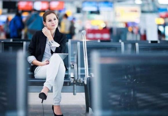 Sân bay là nơi tập trung đông người, đi máy bay vào đêm muộn khiến hành khách mệt mỏi và có thể tạo cơ hội cho kẻ gian lợi dụng, do đó rủi ro về an ninh vẫn tồn tại. 