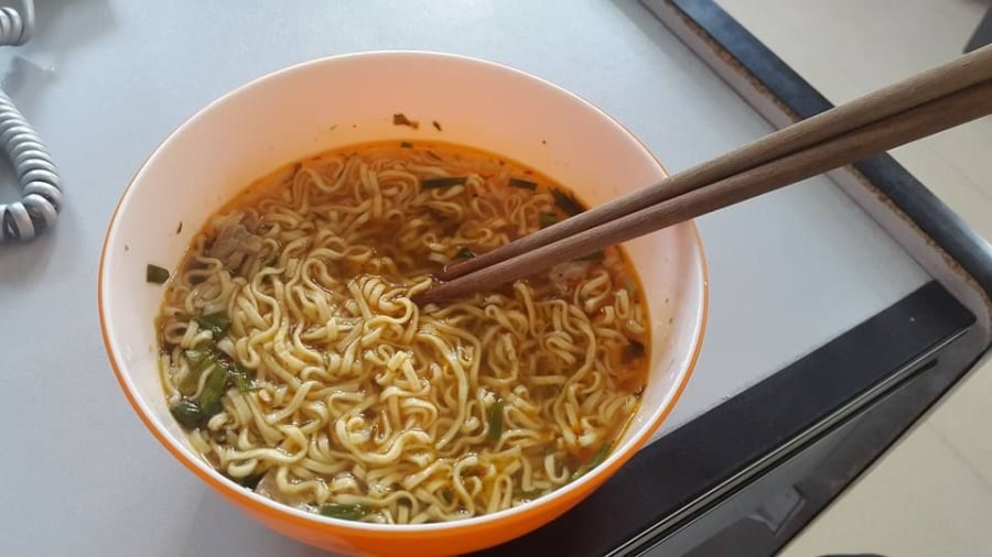 Mì tôm (mì ăn liền) là món ăn quen thuộc vì tiện lợi, rẻ và dễ chế biến