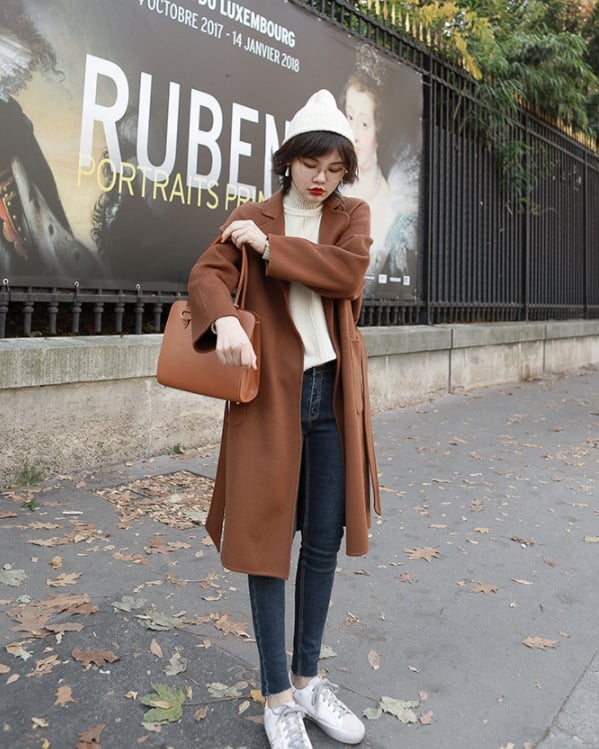 Lớp áo lót màu trắng giúp da sáng hơn và phá vỡ sự đơn điệu của áo khoác nâu