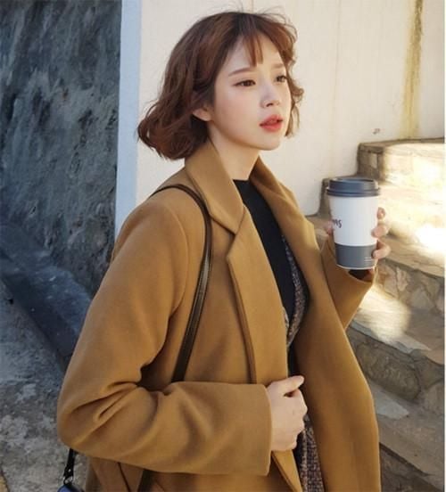 . Áo khoác nâu đặc biệt được yêu thích nhờ vẻ giản dị, ấm áp và sang trọng, không u ám như đen, không nhạt nhòa như trắng, cũng không lòe loẹt như màu sắc nổi bật.