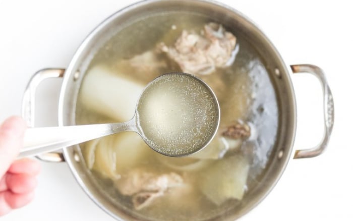 Cách hầm canh xương trong veo