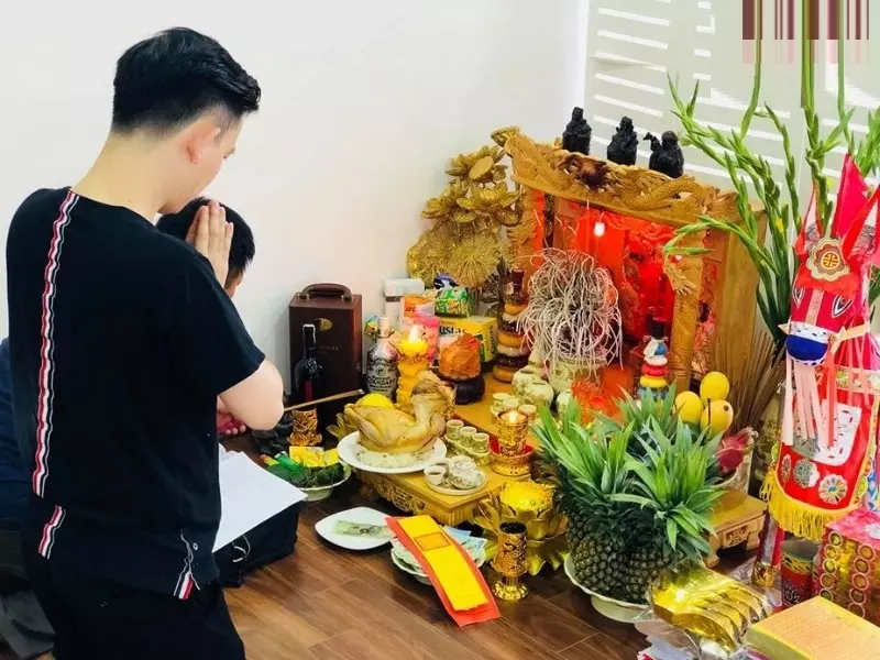 Ngày Nào Cũng Thắp Hương Khấn Thần Tài Có “Được Lộc” Không? Người Xưa Nói: “Hương Là Tiếng Nói Của Lòng Người”. Khi Thắp Nén Hương Trên Bàn Thờ Thần Tài, Bản Chất Không Phải Là Việc Xin Xỏ Lộc Lá, Mà Là Hành Động Kết Nối Tâm Thức, Gởi Lời Nguyện Cầu, Nhắc Nhở Bản Thân Sống Đúng, Làm Đúng Để Nhận Phúc Đúng.