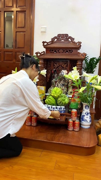 Ngày Nào Cũng Thắp Hương Khấn Thần Tài Có “Được Lộc” Không? Thắp Hương Thần Tài Muốn “Được Lộc” Còn Phụ Thuộc Vào Cách Cúng – Cách Giữ – Cách Sống. Trước Hết Là Bàn Thờ Phải Sạch Sẽ.