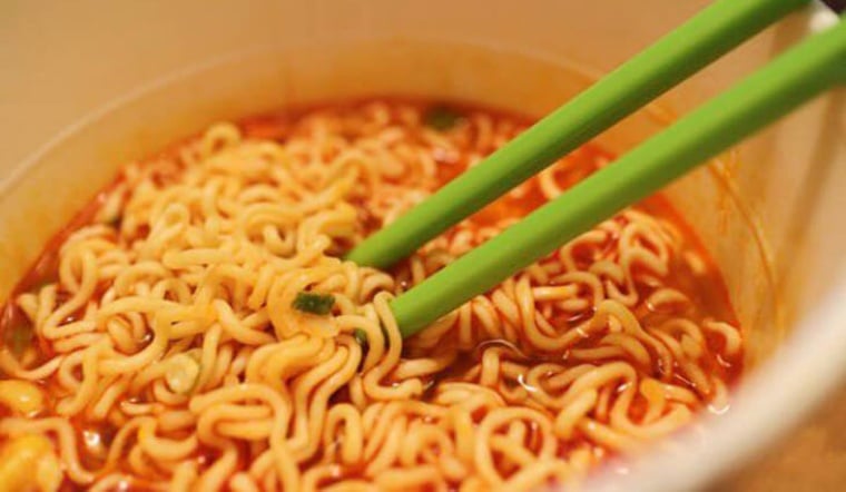 Mì tôm là thực phẩm ăn liền mà nhiều người cực kỳ yêu thích