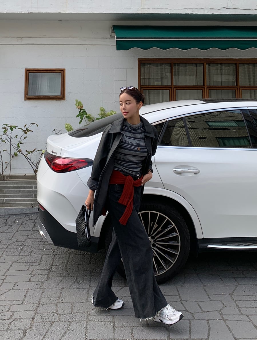 Khi phối áo kẻ ngang với quần jeans, tổng thể trang phục trở nên phóng khoáng hơn, mang đến cảm giác tươi mới rất phù hợp cho những ngày dạo phố 