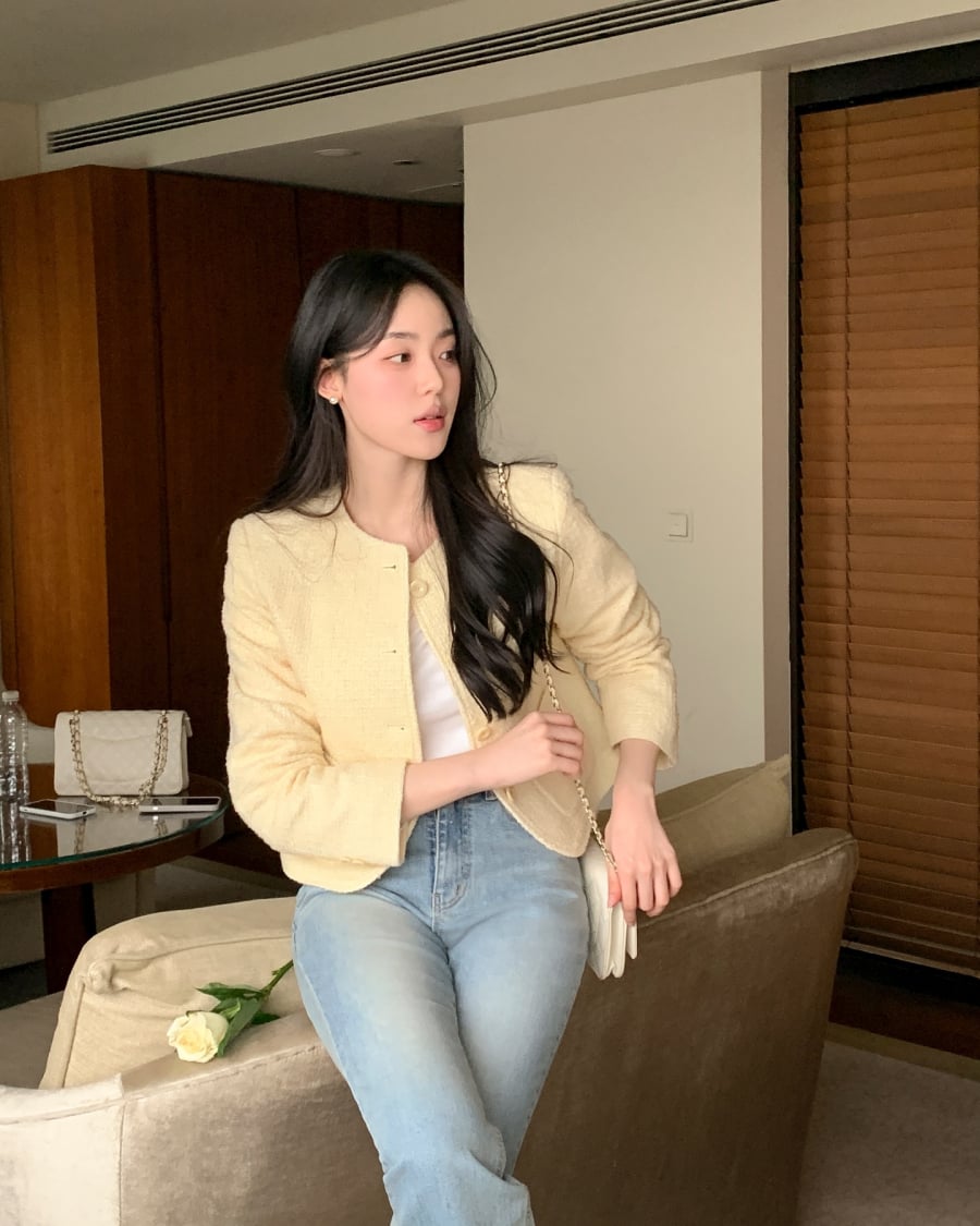 Nếu bạn muốn dung hòa sự thanh lịch và cá tính, áo khoác tweed sẽ là điểm nhấn tuyệt vời khi kết hợp cùng quần jeans.