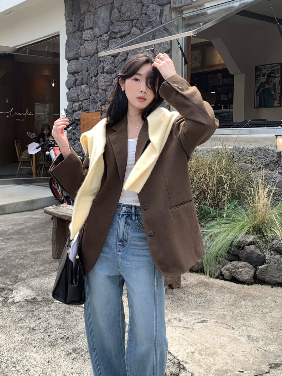 Một chiếc blazer vừa vặn giúp làm nổi bật đường nét cơ thể, trong khi chất liệu đa dạng như dạ, tweed hay linen cho phép bạn ứng dụng trong nhiều mùa