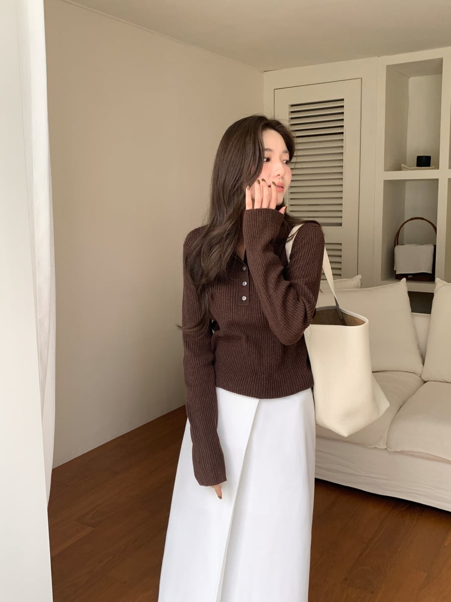 Áo len cổ lọ, cổ tròn hay kiểu oversize đều có thể kết hợp hài hòa với chân váy midi, váy bút chì hoặc váy dạ để tạo nên vẻ ngoài ấm áp 