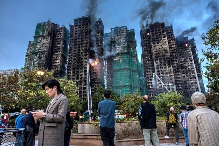 Ông Chan cho biết đám cháy dự kiến sẽ được dập tắt hoàn toàn vào tối nay (28-11) và lực lượng cứu hỏa sẽ tiếp tục phun nước để hạ nhiệt, ngăn nguy cơ cháy bùng phát trở lại.    