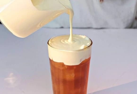 Không chỉ dừng lại ở gan nhiễm mỡ, đồ uống có đường còn làm tăng nguy cơ ung thư. Một nghiên cứu của Harvard cho biết, người uống ≥1 ly nước ngọt mỗi ngày có nguy cơ ung thư gan tăng 85% và nguy cơ tử vong do các bệnh gan mạn tính cao hơn 68% so với người chỉ uống ≤3 ly/tháng.    