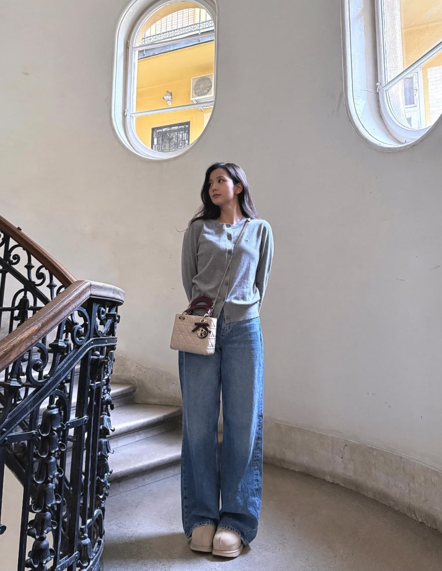 Cô thường chọn quần jeans dáng ống đứng hoặc ống suông để tạo cảm giác thoải mái nhưng vẫn tôn dáng.