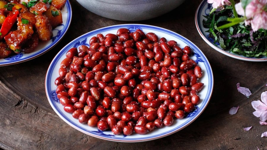 Bạn nên chờ cho lạc nguội bớt rồi mới thêm muối vào trộn đều.