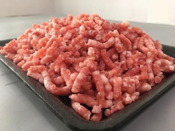 Thịt xay sẵn rất tiện lợi, dễ chế biến, nhưng bạn cần cẩn trọng vì không rõ nguồn gốc và độ tươi ngon.