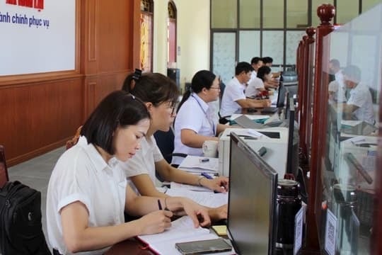 Cán bộ, công chức, viên chức trong chỉ tiêu biên chế được cấp có thẩm quyền giao và hưởng lương từ ngân sách nhà nước.    