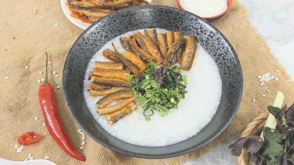 Nấu cá chạch cùng đại táo, nêm vừa miệng, thêm tiêu và ớt.