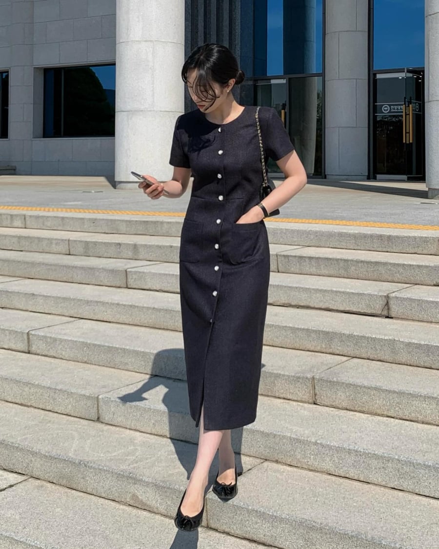 Một chiếc váy dài mang gam màu trung tính sẽ giúp bạn hoàn thiện phong cách tối giản trong những ngày lạnh giá.