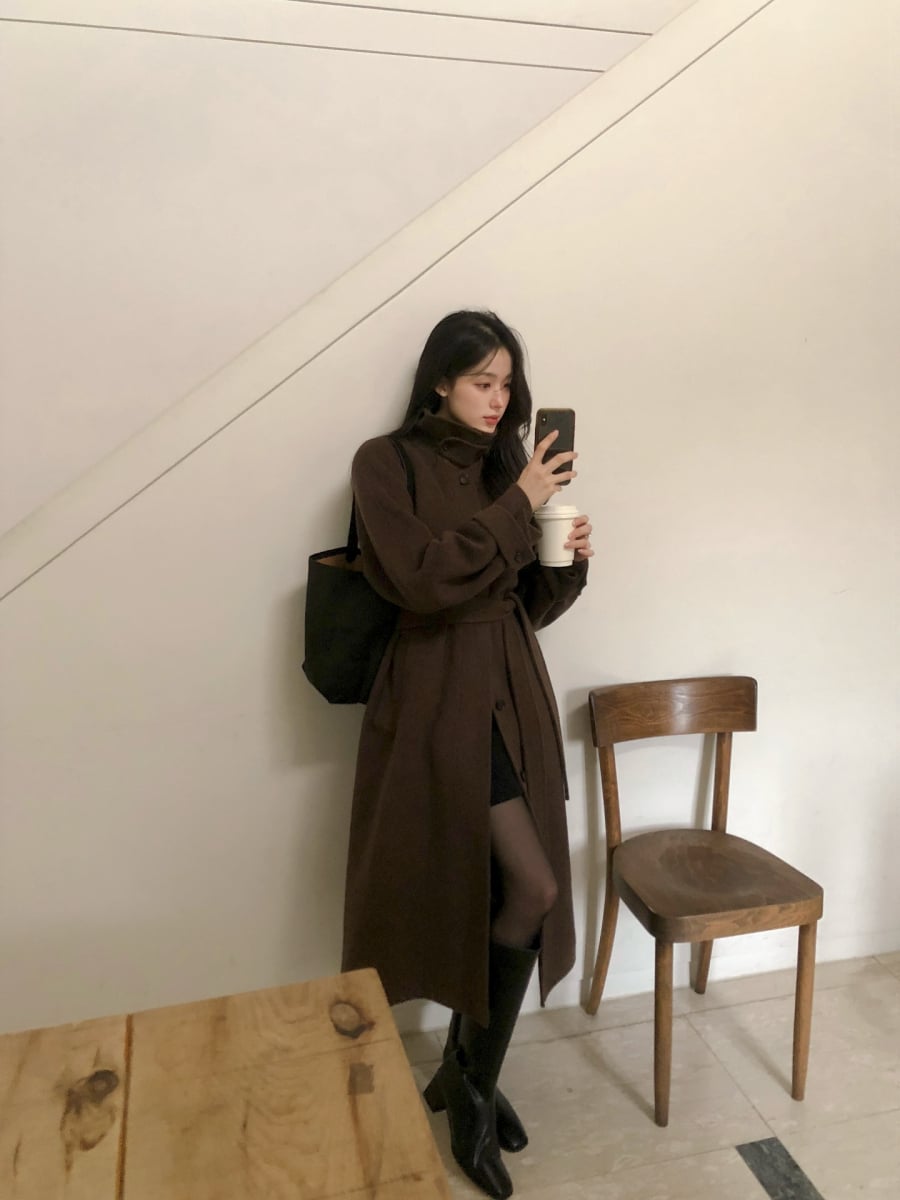 Dáng áo đơn giản nhưng cứng cáp của chất liệu dạ giúp tổng thể trang phục trông tinh tế hơn mà vẫn hợp với tinh thần tối giản.