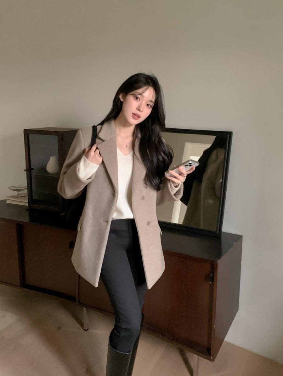 Áo blazer là món đồ linh hoạt, dễ sử dụng trong cả môi trường công sở lẫn những ngày đi chơi thoải mái. 