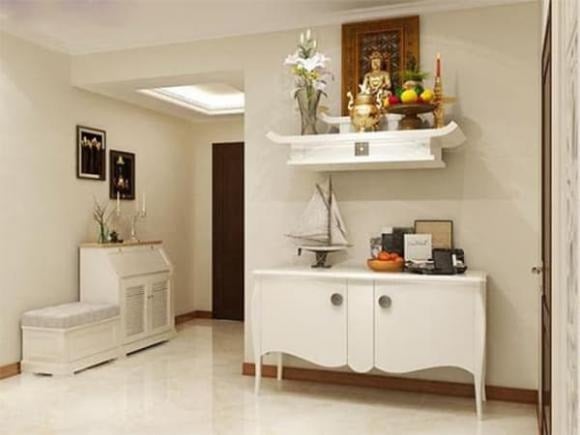 Bàn thờ cần được giữ sạch sẽ, gọn gàng và trang nghiêm. 