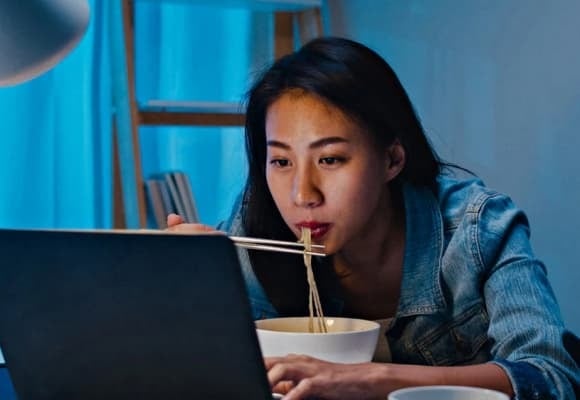 Bà Lưu duy trì thói quen uống rượu trong bữa tối từ khi còn trẻ, ảnh hưởng từ thói quen của chồng.