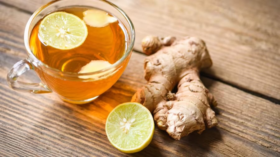 Uống nước chanh gừng vào buổi tối mang lại nhiều lợi ích cho sức khỏe, giúp cải thiện tiêu hóa.