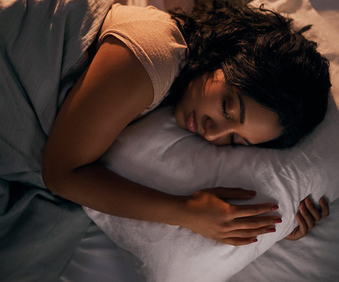 Khi ngủ đúng giờ, cơ thể tiết melatonin và serotonin cân bằng, giúp tâm trạng ổn định, giảm ảnh hưởng tiêu cực của stress.