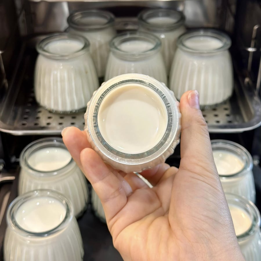 Lần lượt cho các hũ sữa chua vào nồi, cho tiếp nước ấm khoảng 50 độ C vào ngập 2/3 hũ sữa chua, đậy nắp kín lại rồi phủ lên lớp khăn, ủ ở nhiệt độ phòng khoảng 5 - 8 tiếng cho sữa chua lên men. Sữa chua được pha bằng sữa đặc ông thọ vô cùng thơm dẻo, sánh mịn, mát lạnh vô cùng.