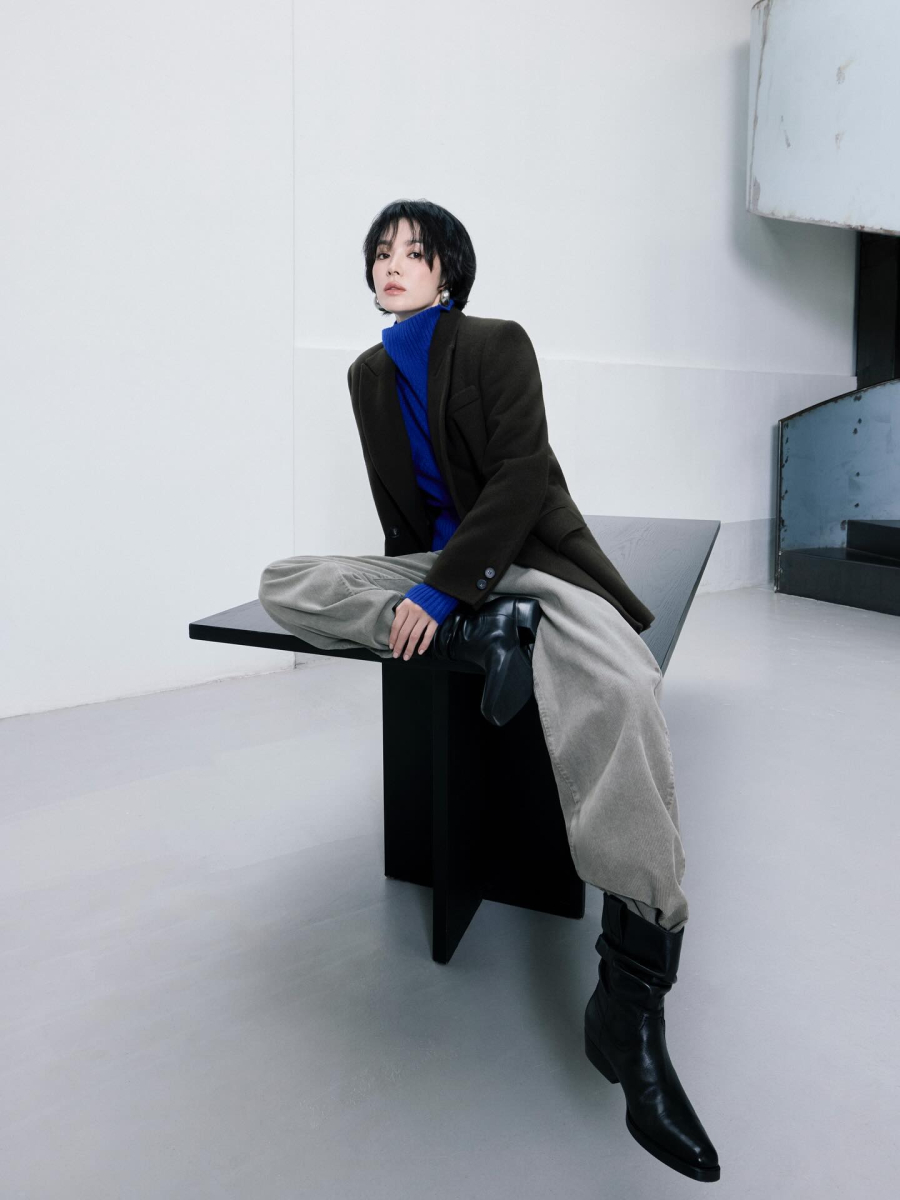 Boots cổ thấp hoàn thiện vẻ thời thượng nhưng vẫn đảm bảo sự hài hòa, dễ ứng dụng cho nhiều dịp.