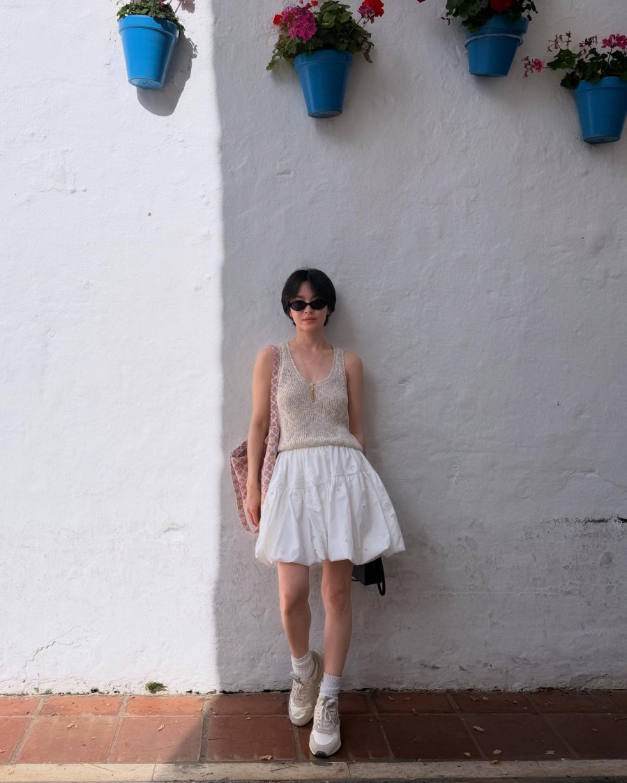 Nữ diễn viên chọn sneaker trắng và túi tote, khiến bộ cánh mang nét phóng khoáng và rất hợp những ngày trời đẹp.