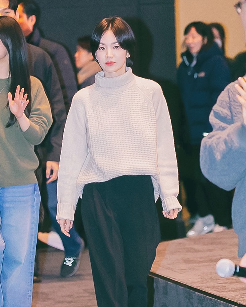 Sơ vin nửa vạt giúp thân hình thêm thanh thoát, phù hợp cả môi trường công sở lẫn những buổi gặp gỡ nhẹ nhàng.