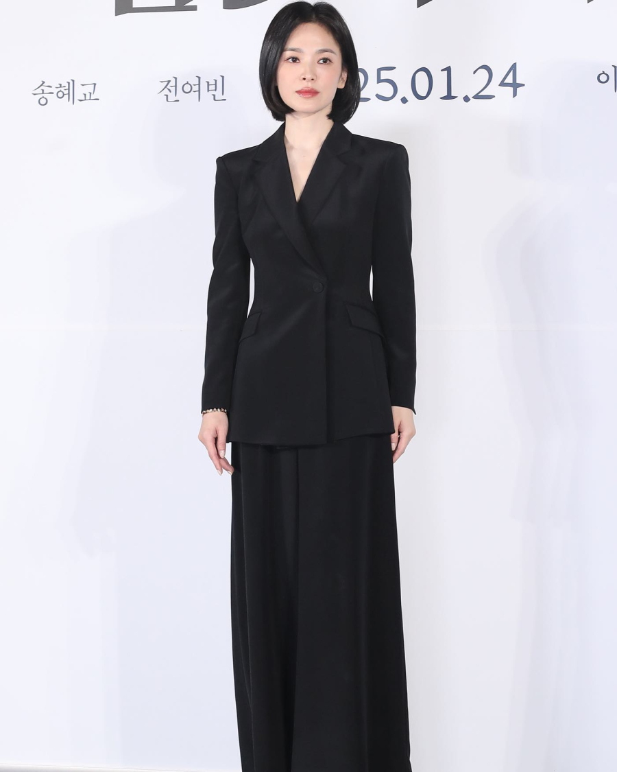 Song Hye Kyo diện suit đen với áo vest có chi tiết chiết eo, giúp dáng người mềm mại hơn