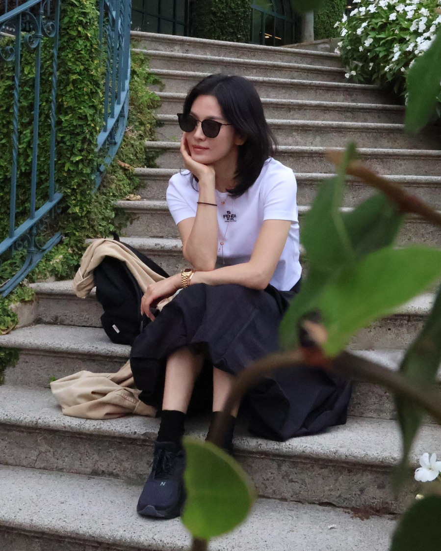 Bộ cánh cuối cùng của Song Hye Kyo trẻ trung nhờ áo thun trắng, nhưng vẫn thanh lịch khi kết hợp với chân váy đen.