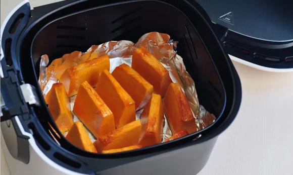 Các nghiên cứu cho thấy nhôm liên quan đến một số bệnh thoái hóa thần kinh, bao gồm Alzheimer và xơ cứng teo cơ một bên (ALS).