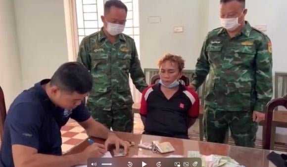 Quá trình lập biên bản, cơ quan chức năng đã thu giữ nhiều tang vật liên quan, gồm số tiền lớn chủ yếu là tiền Việt Nam đồng rải trên bàn làm việc, một thẻ nhựa nghi là thẻ ngân hàng, chìa khóa xe và một túi xách nhỏ màu đen.    