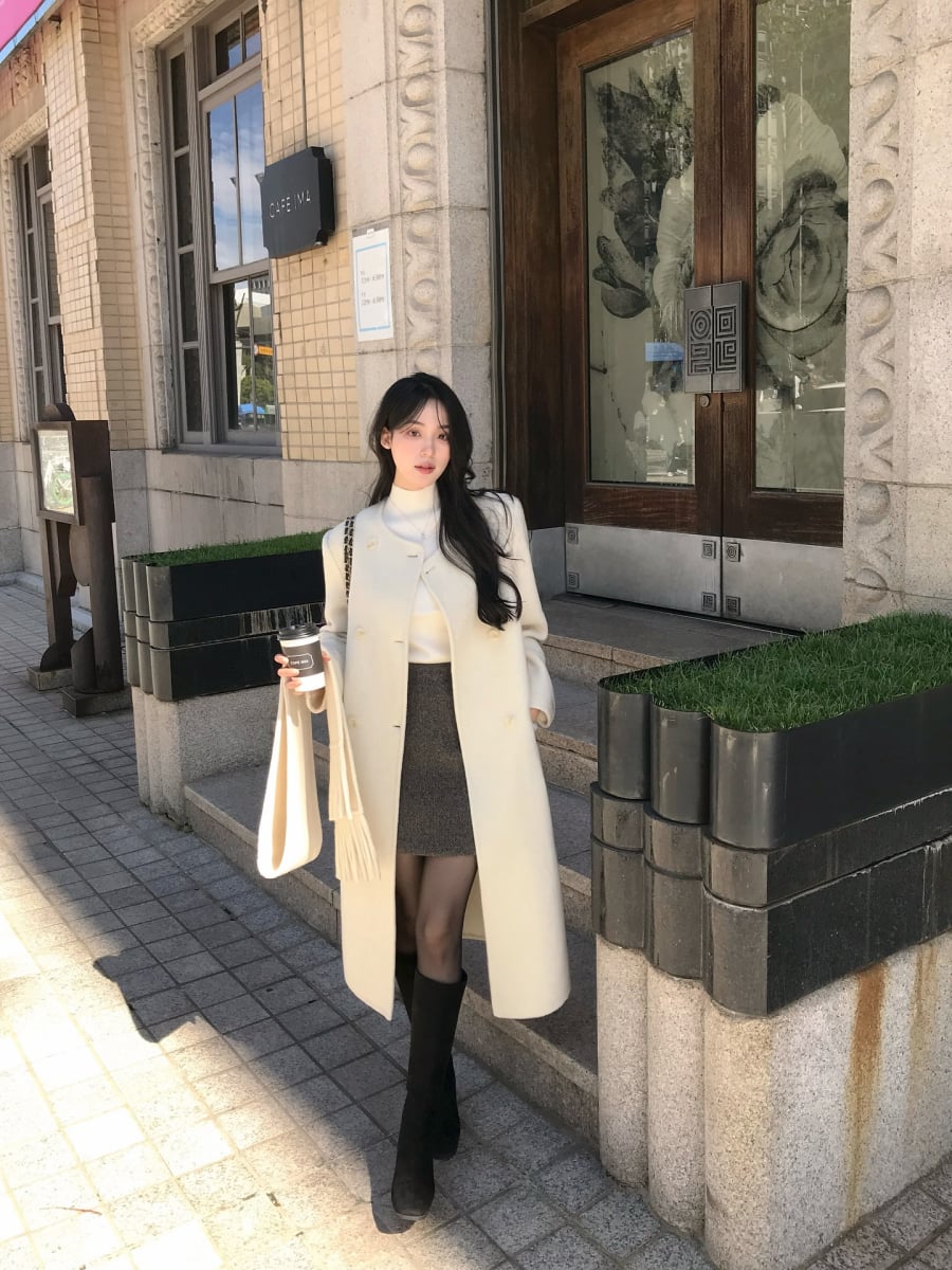 Chất liệu dày, giữ form tốt giúp tổng thể trông sang trọng mà không cần cầu kỳ.