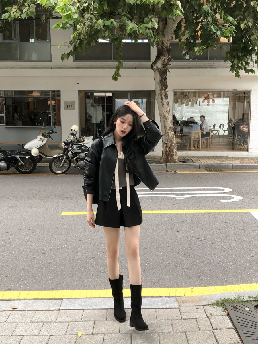 Một chiếc áo da đen cổ điển, phom vừa phải, ít chi tiết giúp bạn trông hiện đại, thời thượng mà vẫn tinh tế