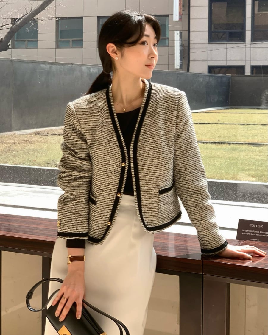 Phom hơi cổ điển, đôi khi nhấn nhá bằng cúc đính hoặc đường viền nổi bật, giúp outfit trở nên tinh tế. 