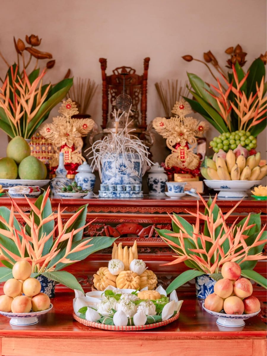 Ban thờ gia tiên chỉ thường cắm hoa tươi khi cúng rồi bỏ, không thích hợp để chậu cây, bình cây