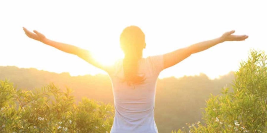 Ánh sáng mặt trời còn cung cấp vitamin D cho cơ thể bạn, giúp xương chắc khỏe hơn, giết chết vi khuẩn trong cơ thể, làm giảm lượng cholesterol xấu và huyết áp cao. (Ảnh minh họa)