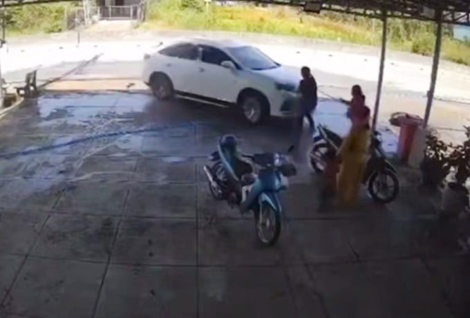 Thời gian ở tù, mẹ và các chị em nhiều lần thăm nuôi, đồng thời hứa sẽ trả lại tài sản khi ông trở về nước. 