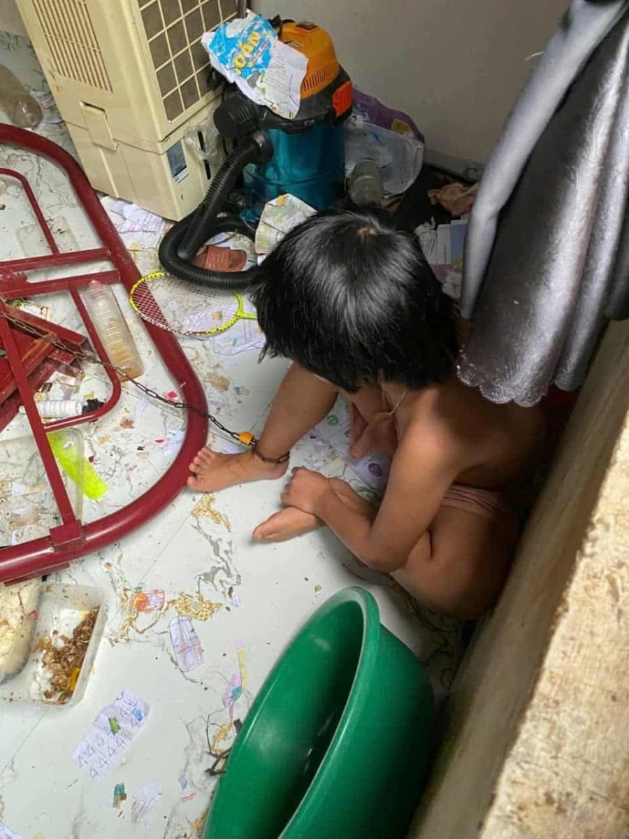 Hình ảnh cháu bé bị cha xích chân trong căn phòng bẩn thỉu được đăng tải trên mạng xã hội, gây phẫn nộ trong dư luận.    