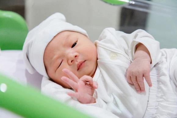 Mặc dù không có giới hạn cụ thể, tên thường nên gồm 3-4 chữ (họ, tên đệm, tên chính) để thuận tiện trong giao dịch và giấy tờ.