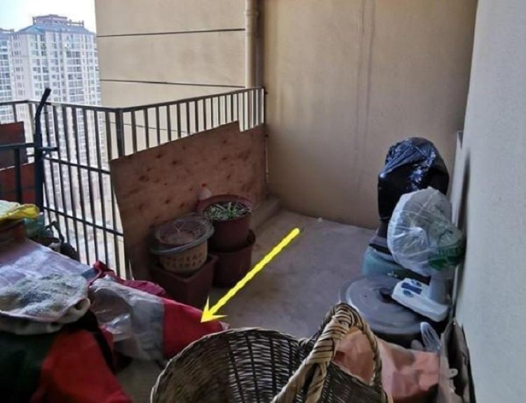 Ban công là nơi tụ khí, ban công cần được giữ sạch sẽ và thông thoáng để không khí trong lành lưu thông dễ dàng vào nhà... Vì vậy, không nên chất đống đồ đạc ở ban công. (Ảnh minh họa)