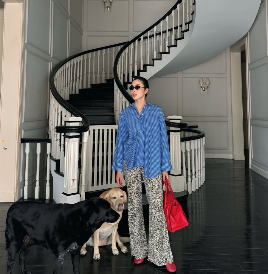 Từ những đôi búp bê cổ điển tông đen – be cho đến các phiên bản gắn nơ nhỏ hay chất liệu da bóng, mẫu giày này vẫn luôn giữ được sức hút bền bỉ.