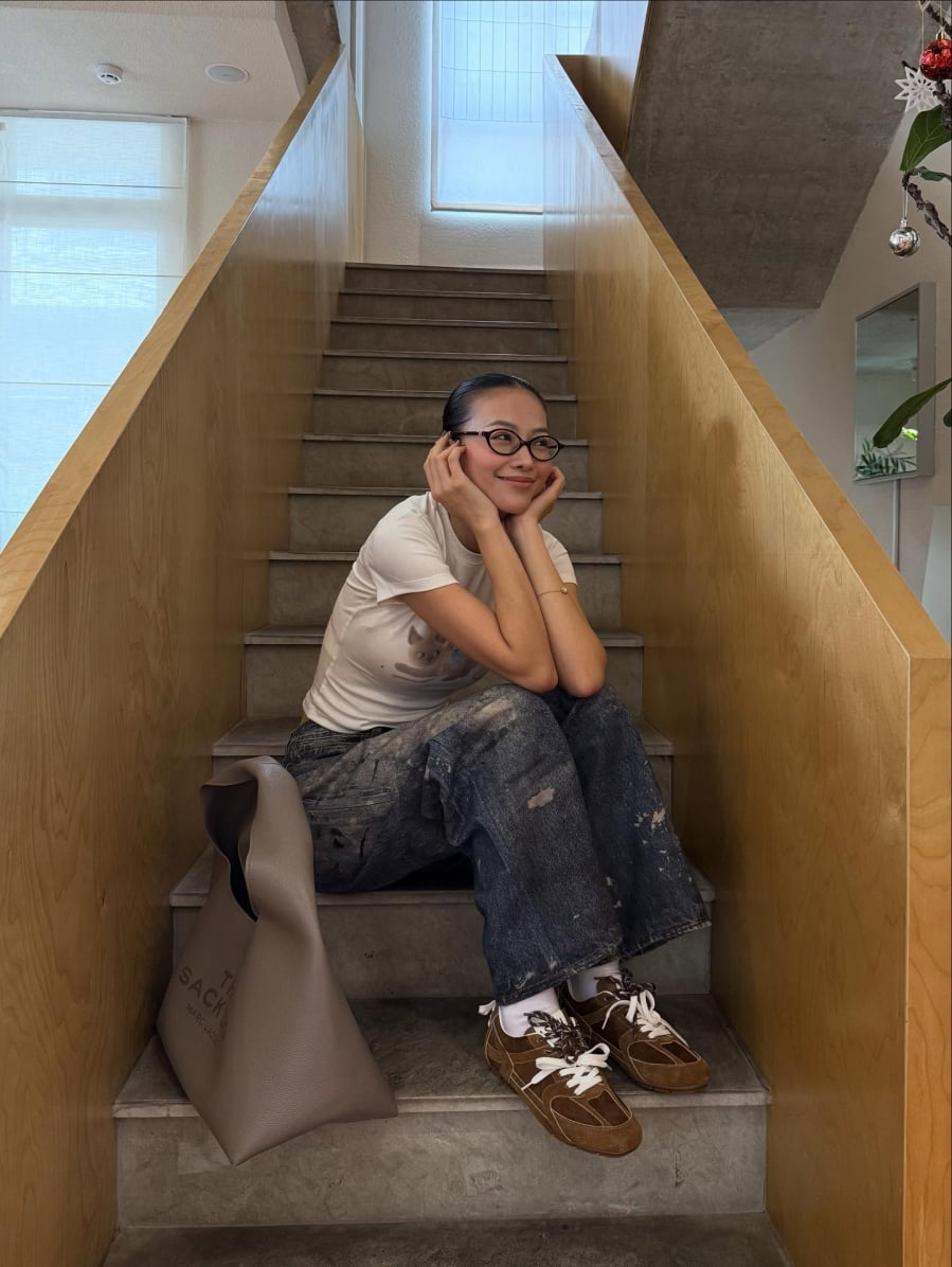  Chỉ cần một đôi sneaker trắng cơ bản, bất kỳ bộ trang phục nào – từ váy liền dáng đơn giản, quần jeans cho đến áo bomber – đều trở nên hiện đại hơn hẳn.