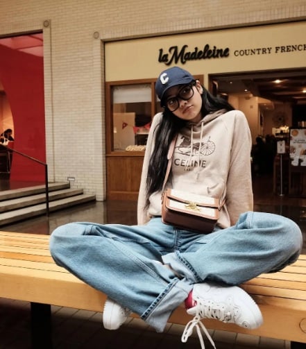 Tổng thể trông rất nhẹ nhàng nhưng vẫn mang tinh thần thời trang đặc trưng – trẻ trung, linh hoạt và dễ ứng dụng.