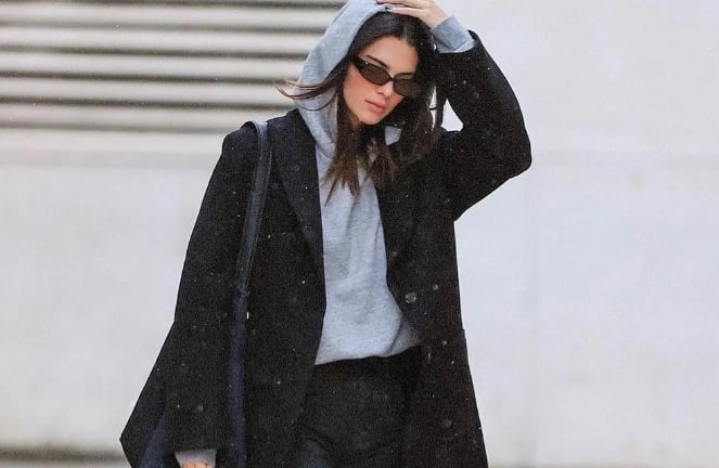 Chính sự tối giản này khiến outfit dễ ứng dụng và bền mốt