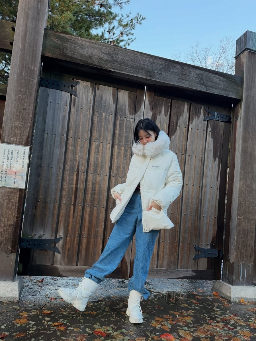 Vào mùa lạnh, áo phao là món đồ không thể thiếu, và Kwon Nara chọn phiên bản màu trắng thanh thoát để giữ được sự trẻ trung